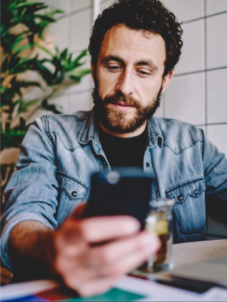 Telefonu kullanan adam